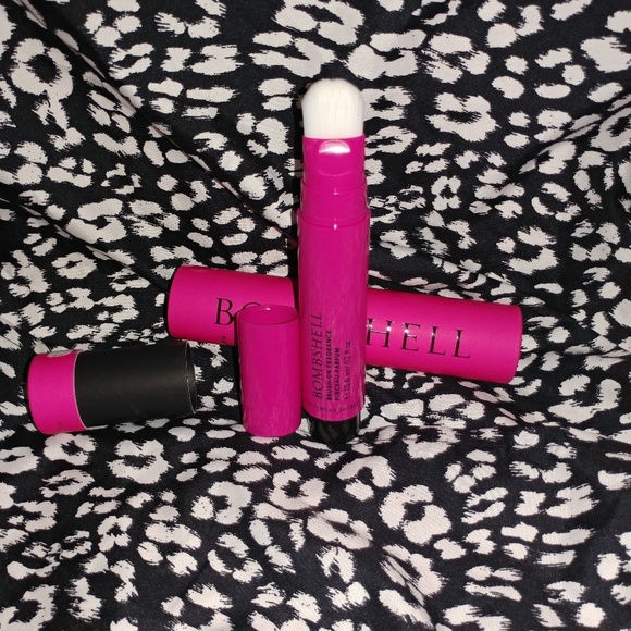 Victoria's Secret Accessories - 2/30 VS bombshell paint brush Victoria's Secret Accessories - 2/30 VS bombshell paint brush